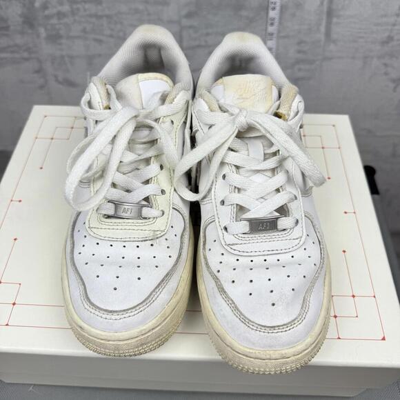 Nike Air Force 1 Low White Sneakers Women’s Size 7.5 Classic Iconic Distressed - Picture 2 of 9